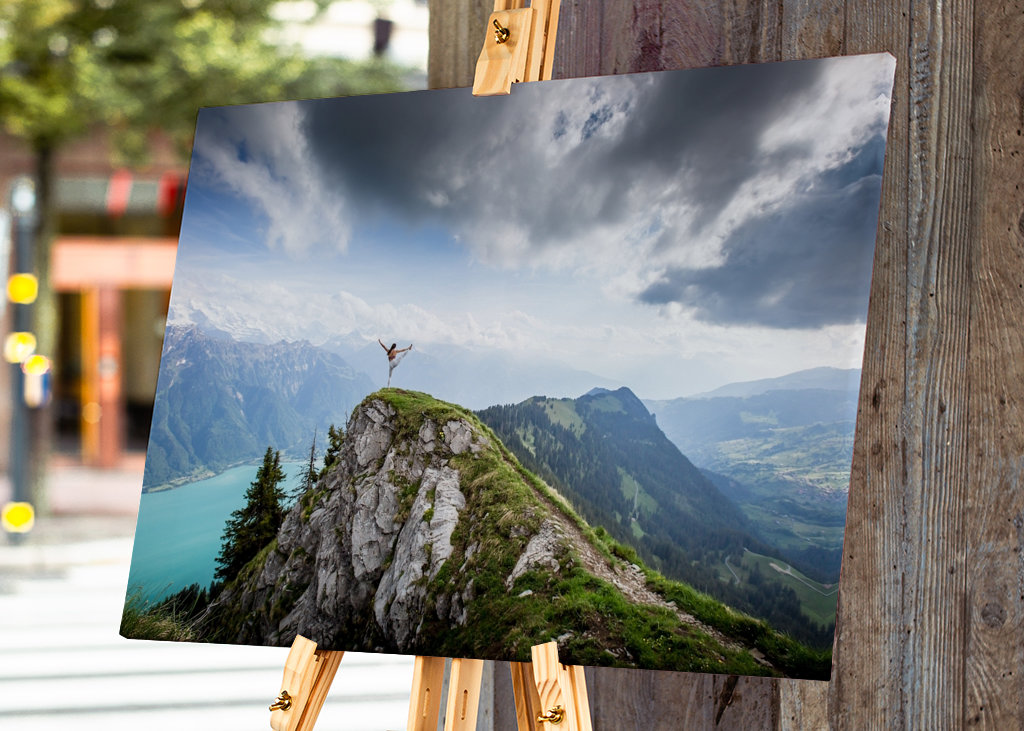 De pie en la cima y bailando