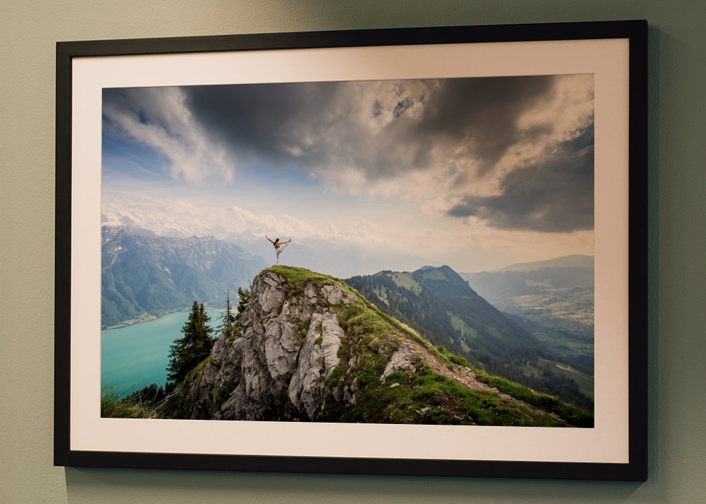 De pie en la cima y bailando