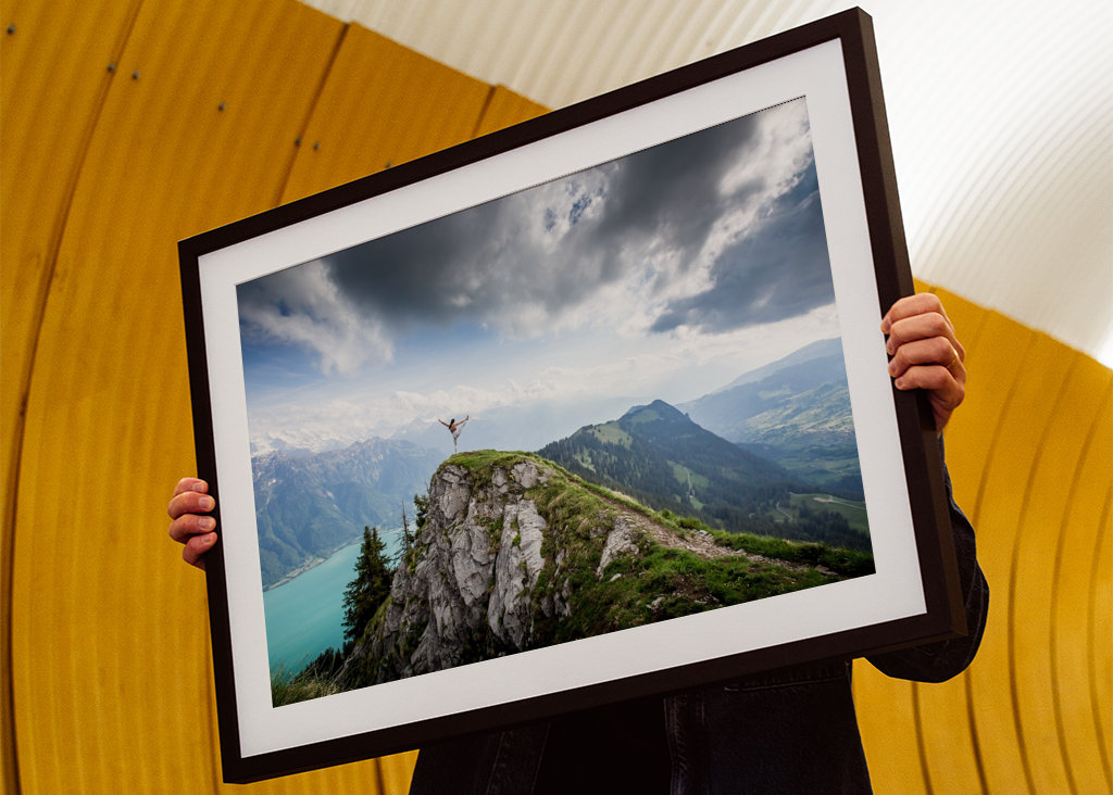 De pie en la cima y bailando