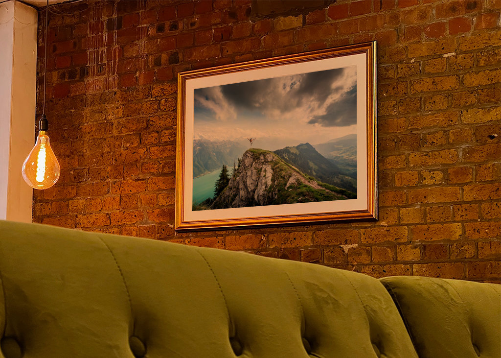 De pie en la cima y bailando