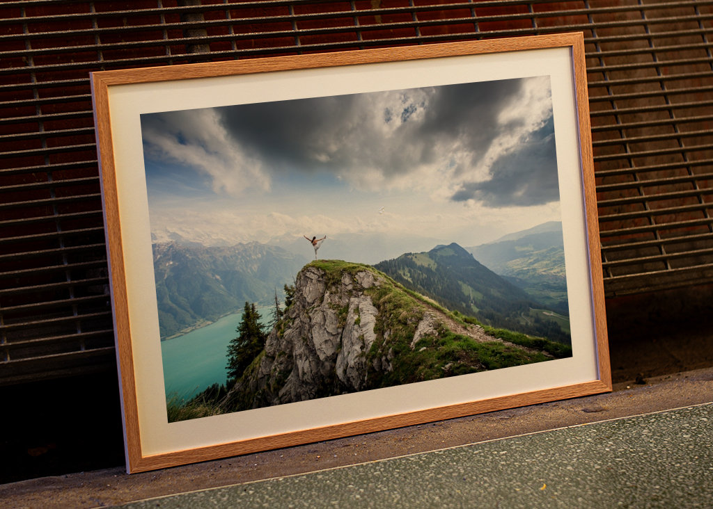 De pie en la cima y bailando