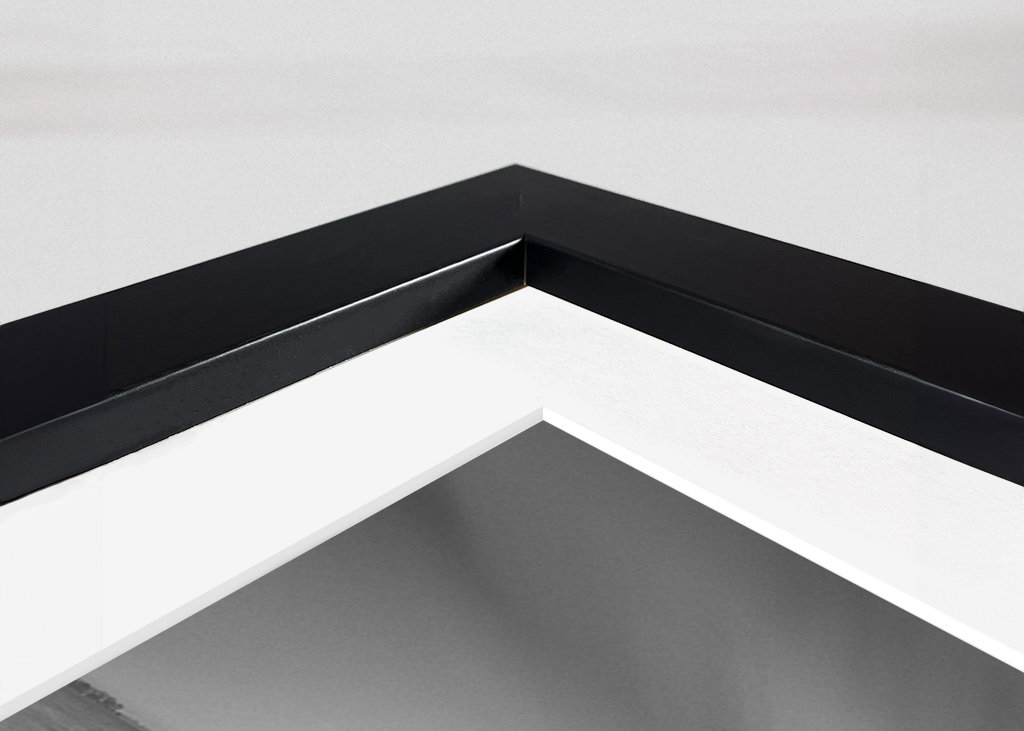 Brücke über unruhiges Wasser