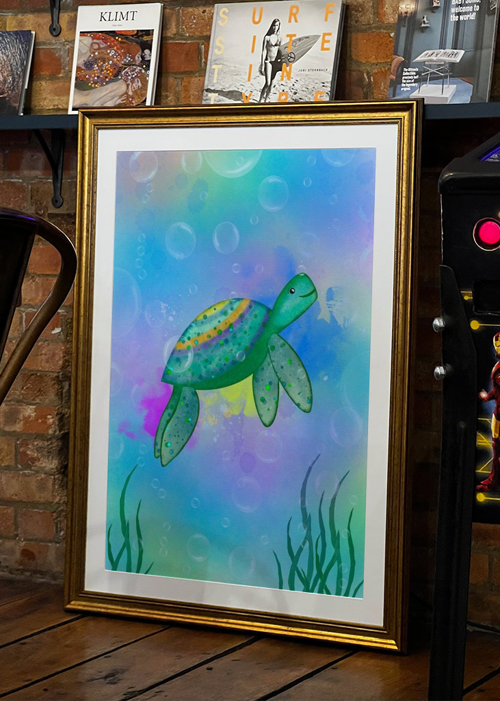 Glückliche schwimmende Schildkröte