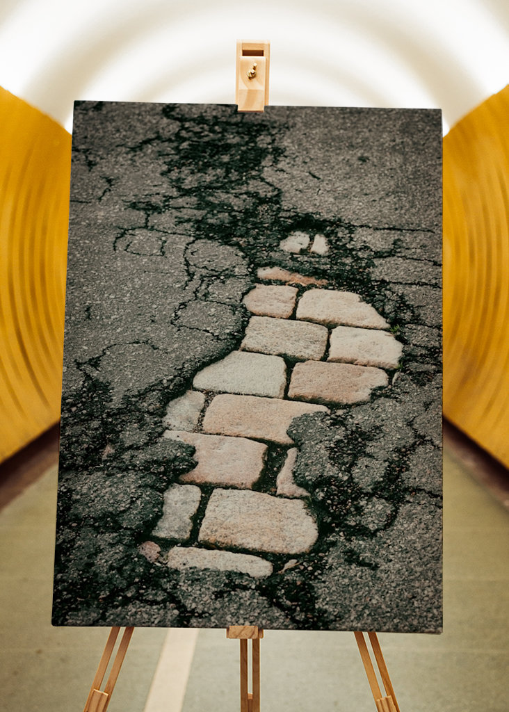 Repedezett aszfalt és macskakövek