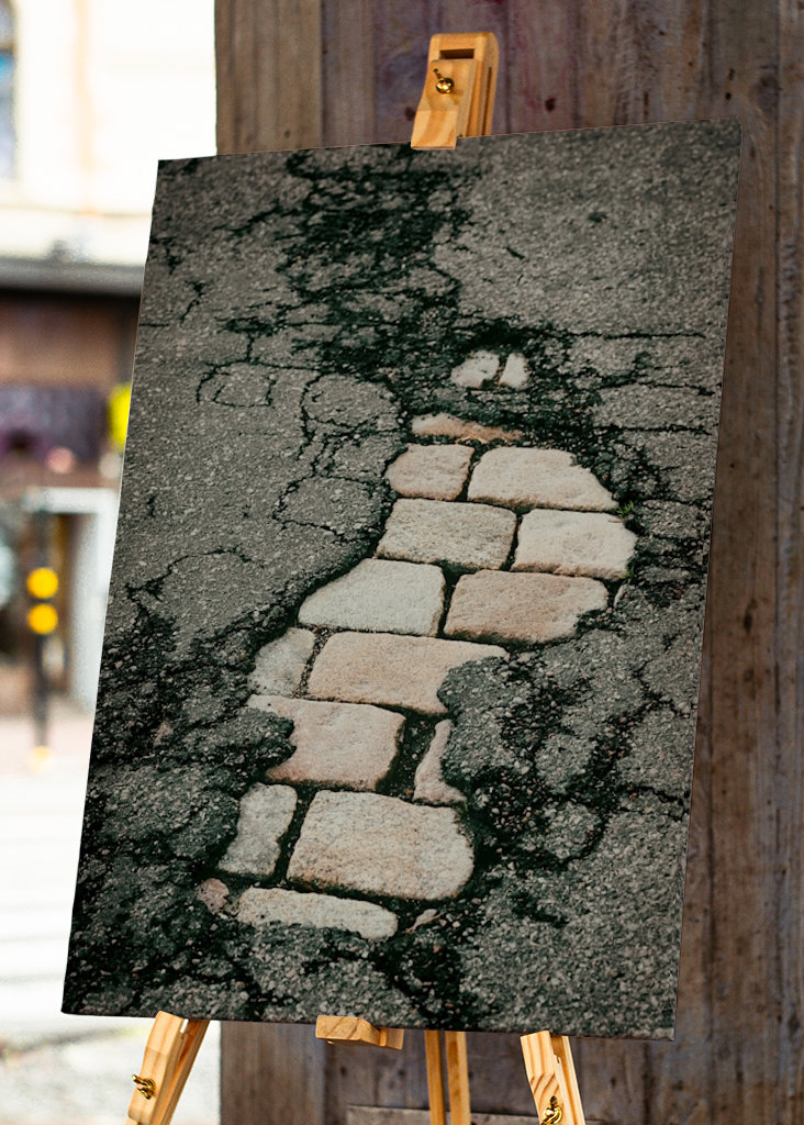 Repedezett aszfalt és macskakövek