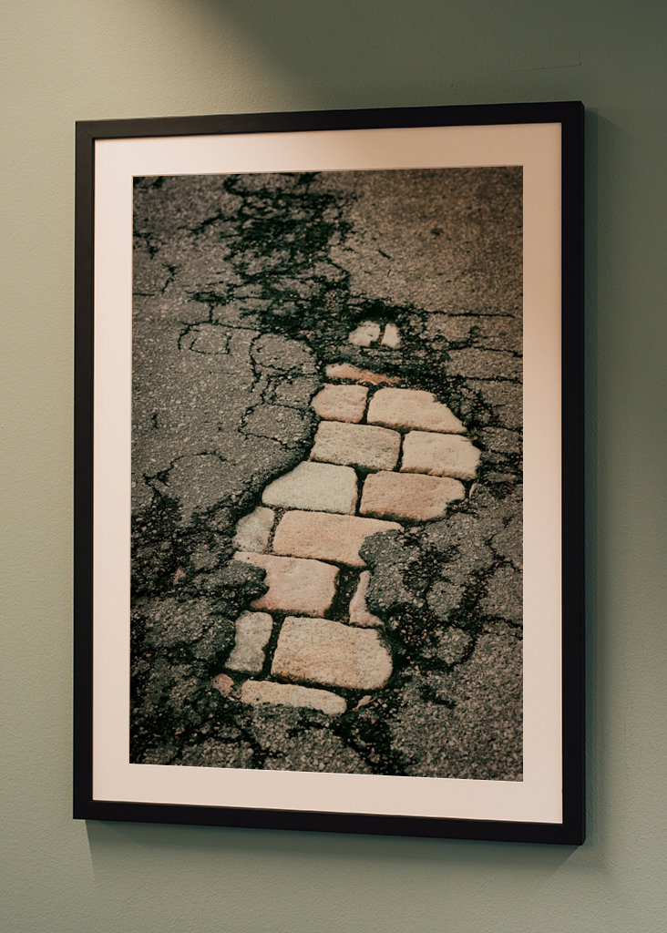 Repedezett aszfalt és macskakövek