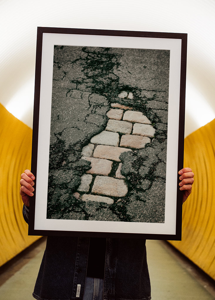 Repedezett aszfalt és macskakövek