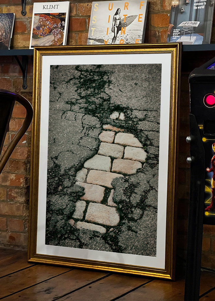 Repedezett aszfalt és macskakövek