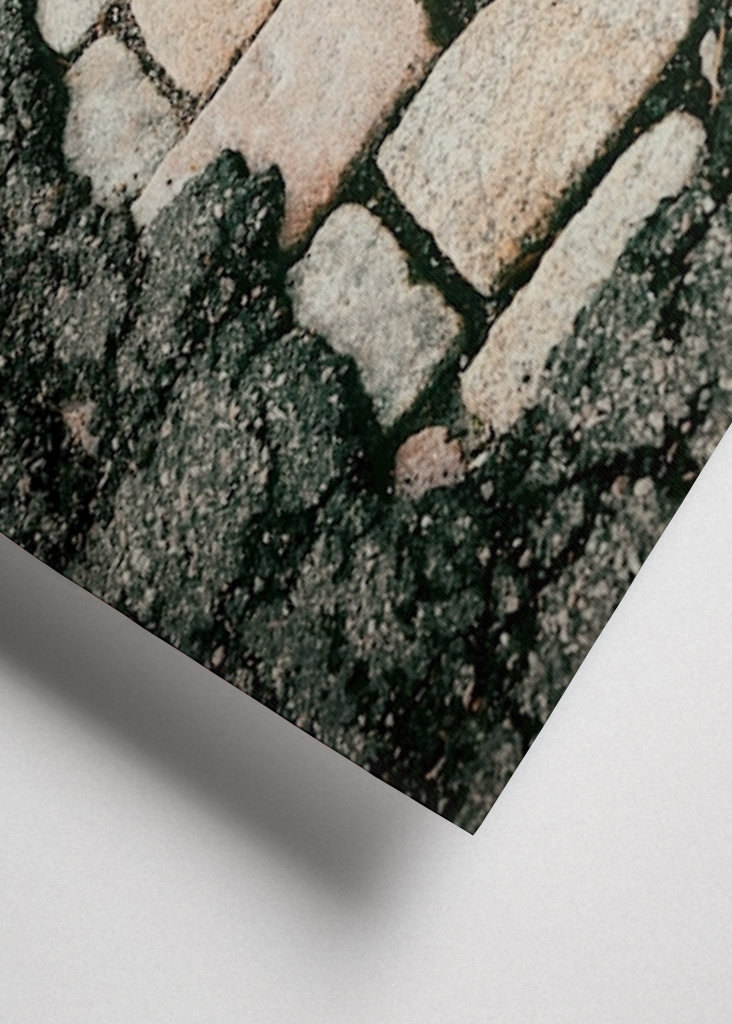 Repedezett aszfalt és macskakövek