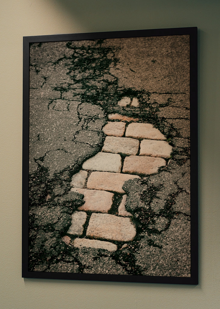 Repedezett aszfalt és macskakövek