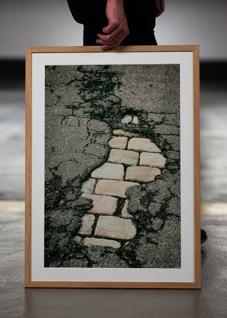 Repedezett aszfalt és macskakövek