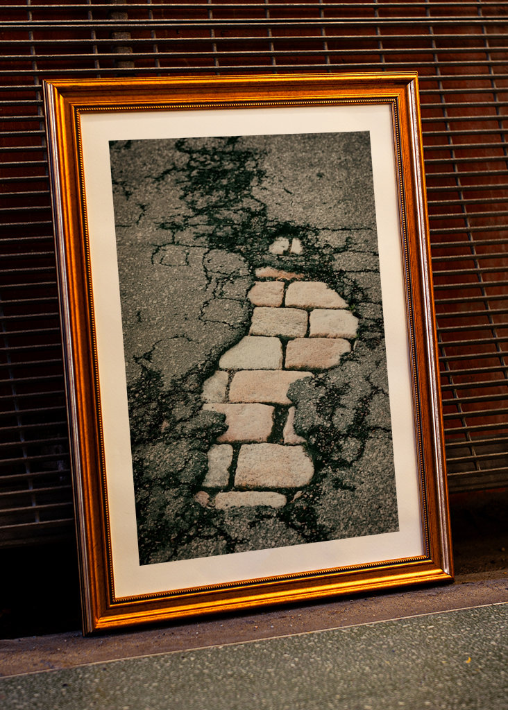 Repedezett aszfalt és macskakövek