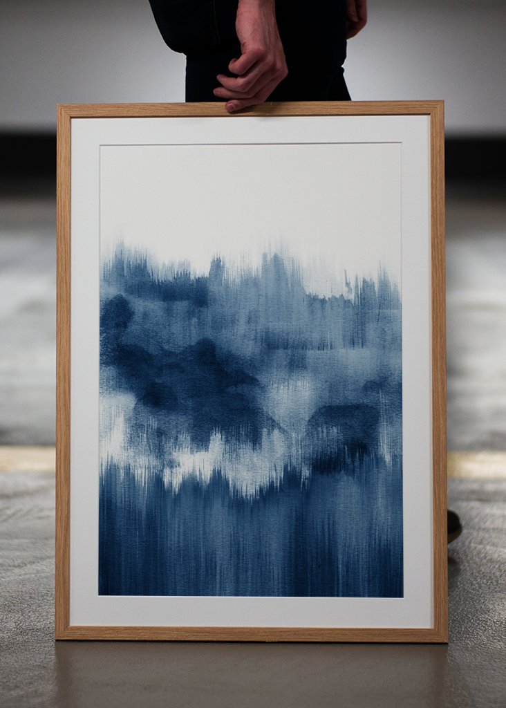 Pinselstriche aus blauem Aquarell