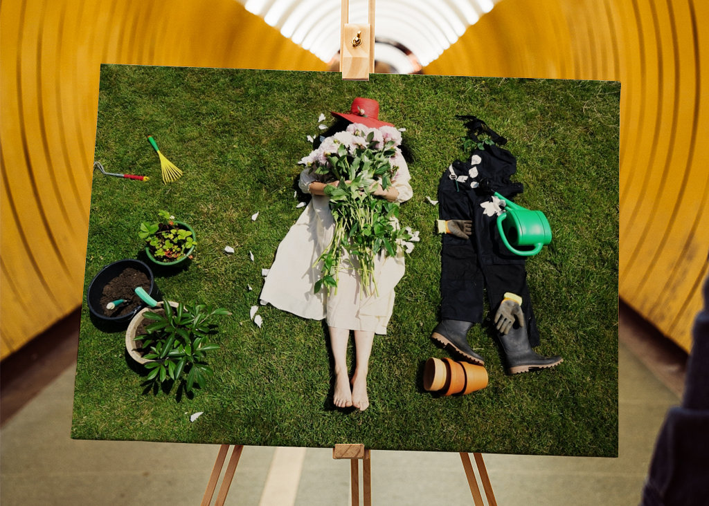 Frau und Paeonia lactiflora