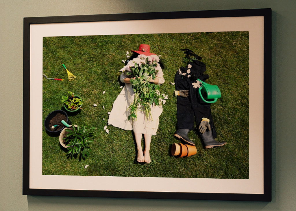 Frau und Paeonia lactiflora