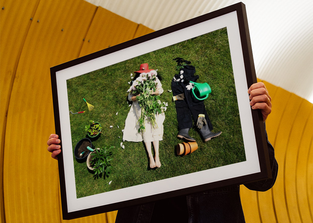 Frau und Paeonia lactiflora