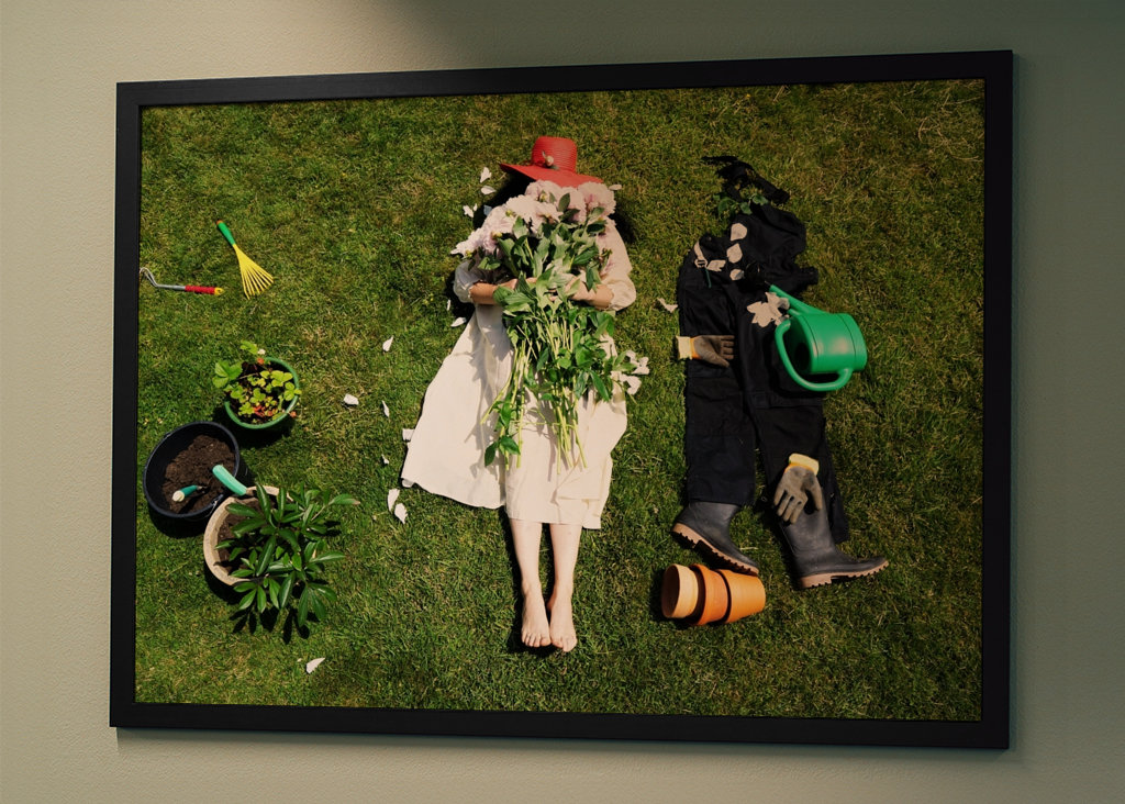 Frau und Paeonia lactiflora