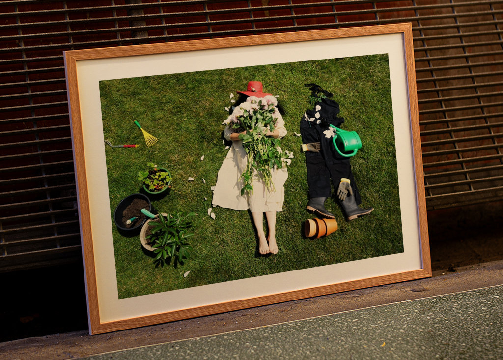 Frau und Paeonia lactiflora