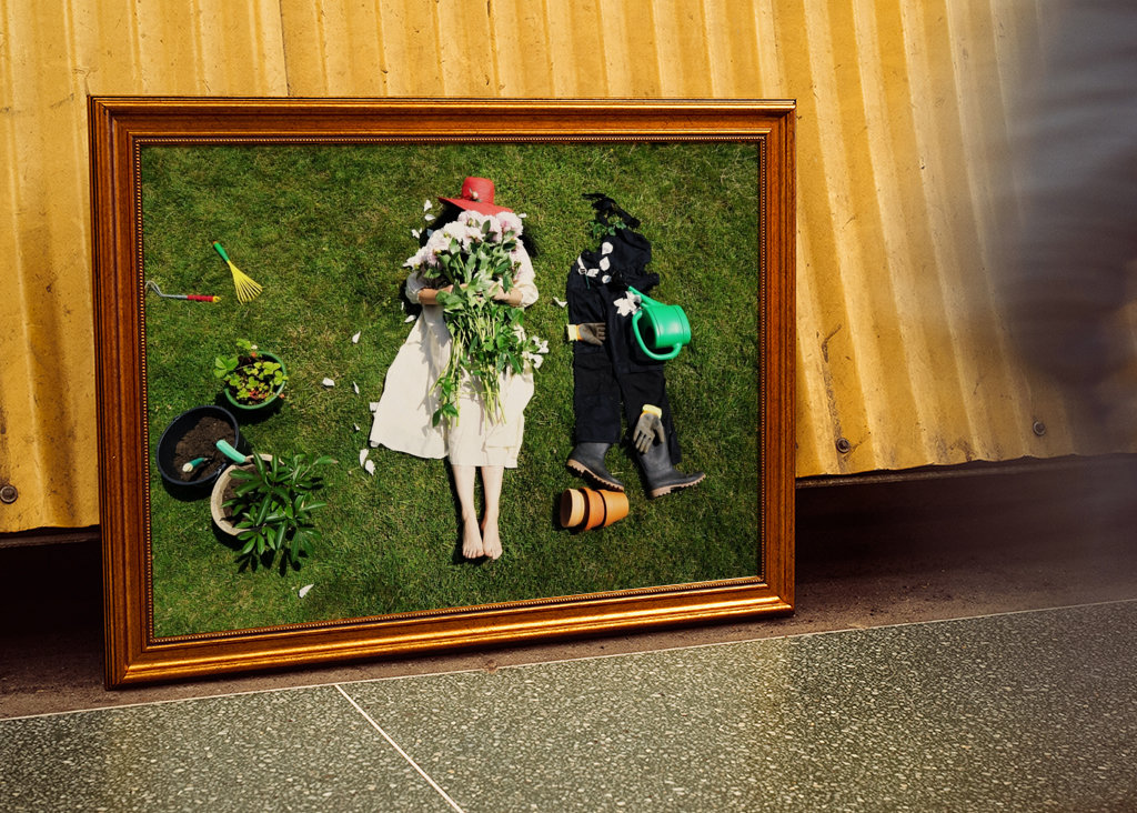 Frau und Paeonia lactiflora