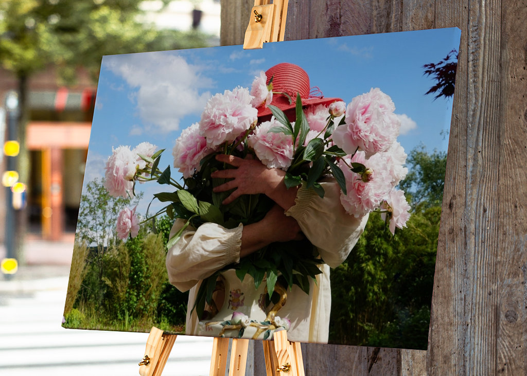 Frau und Paeonia lactiflora