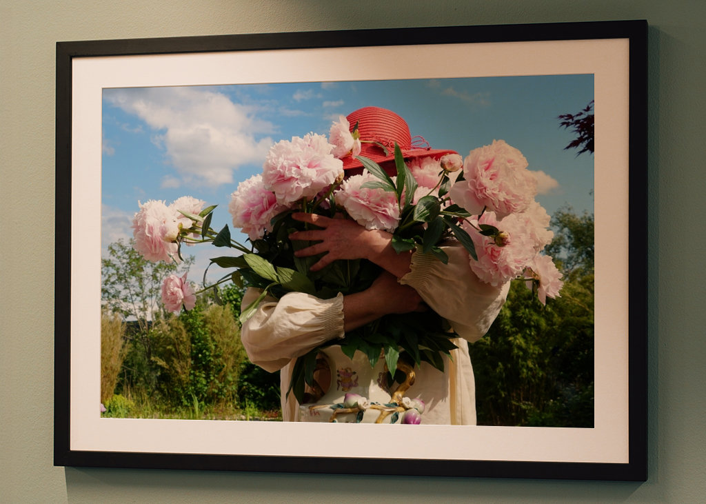 Frau und Paeonia lactiflora