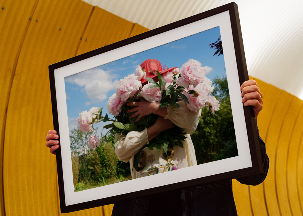Frau und Paeonia lactiflora