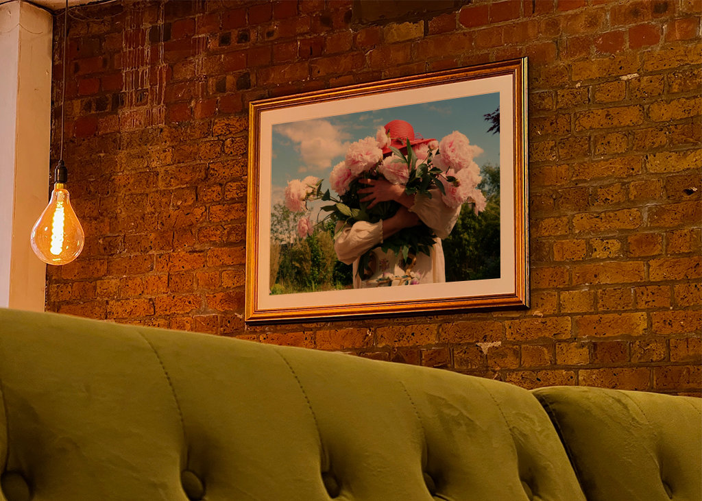 Frau und Paeonia lactiflora