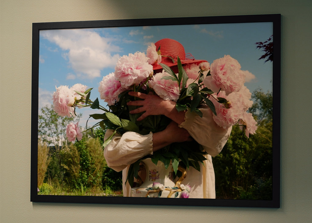 Frau und Paeonia lactiflora