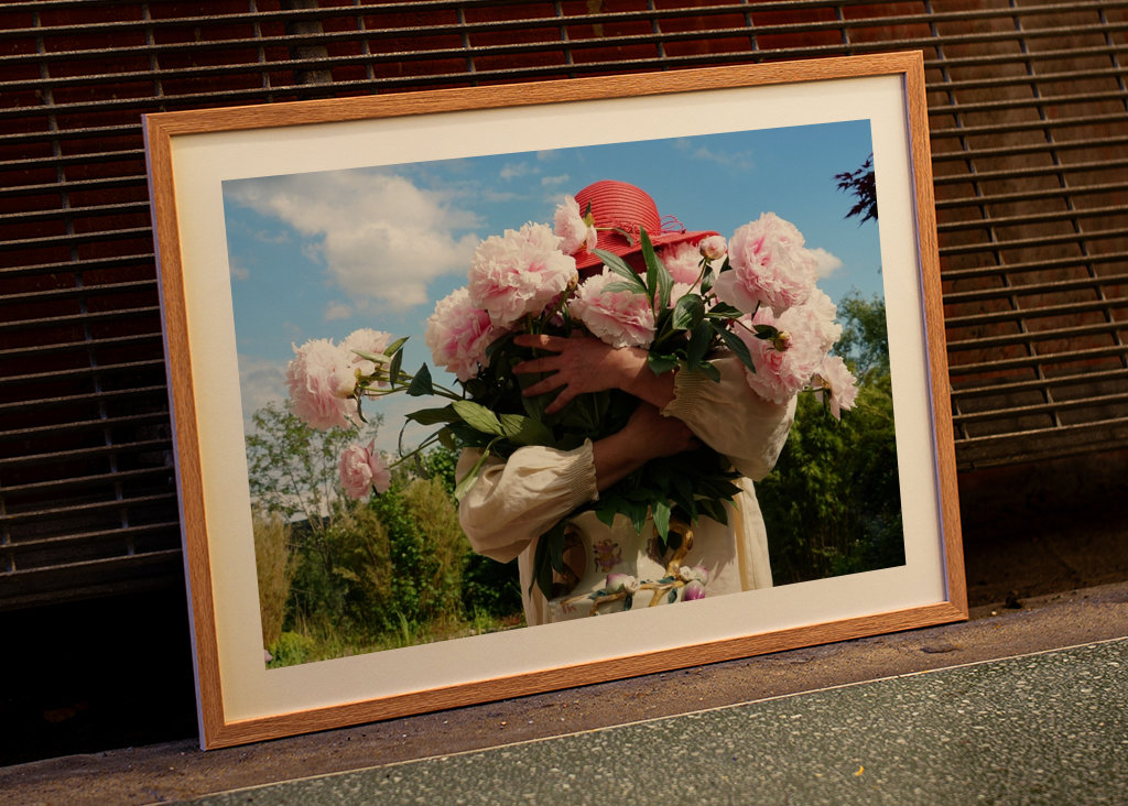 Frau und Paeonia lactiflora
