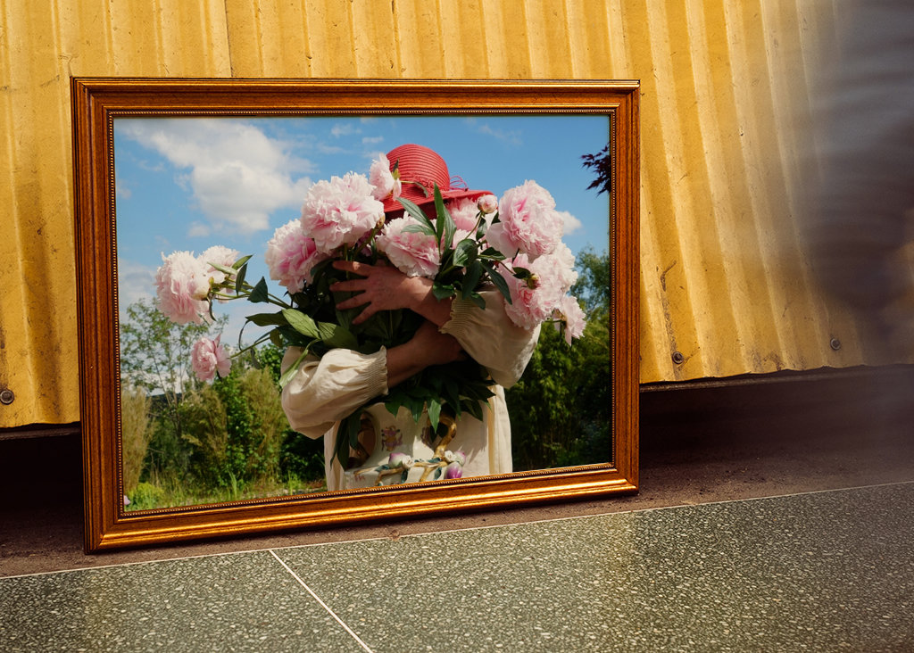 Frau und Paeonia lactiflora