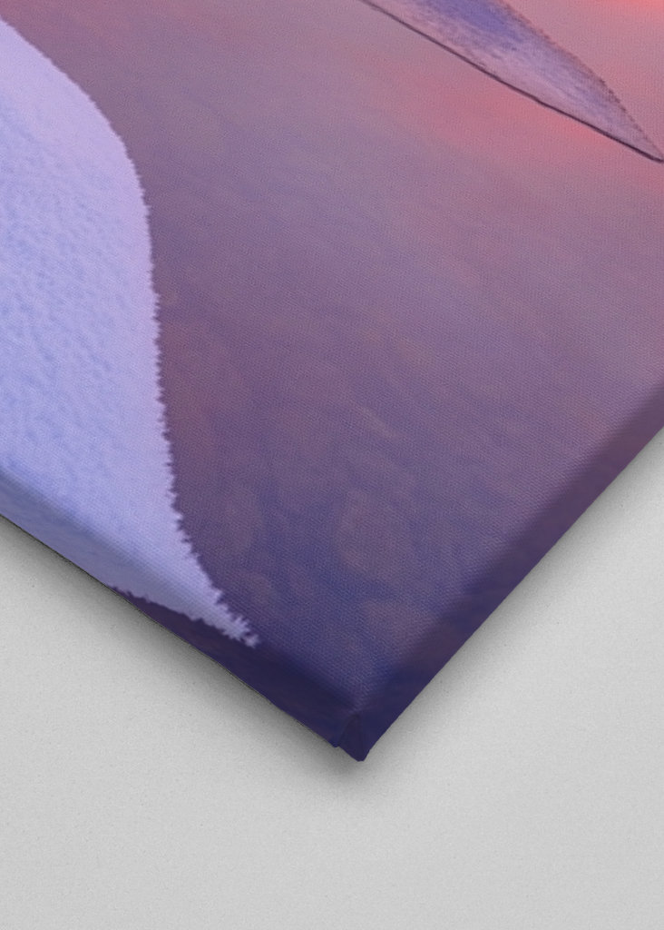 Różowy wschód słońca nad zimową rzeką