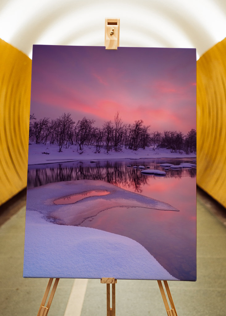 Różowy wschód słońca nad zimową rzeką