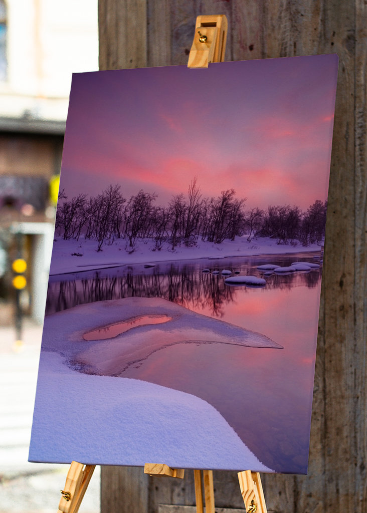 Różowy wschód słońca nad zimową rzeką