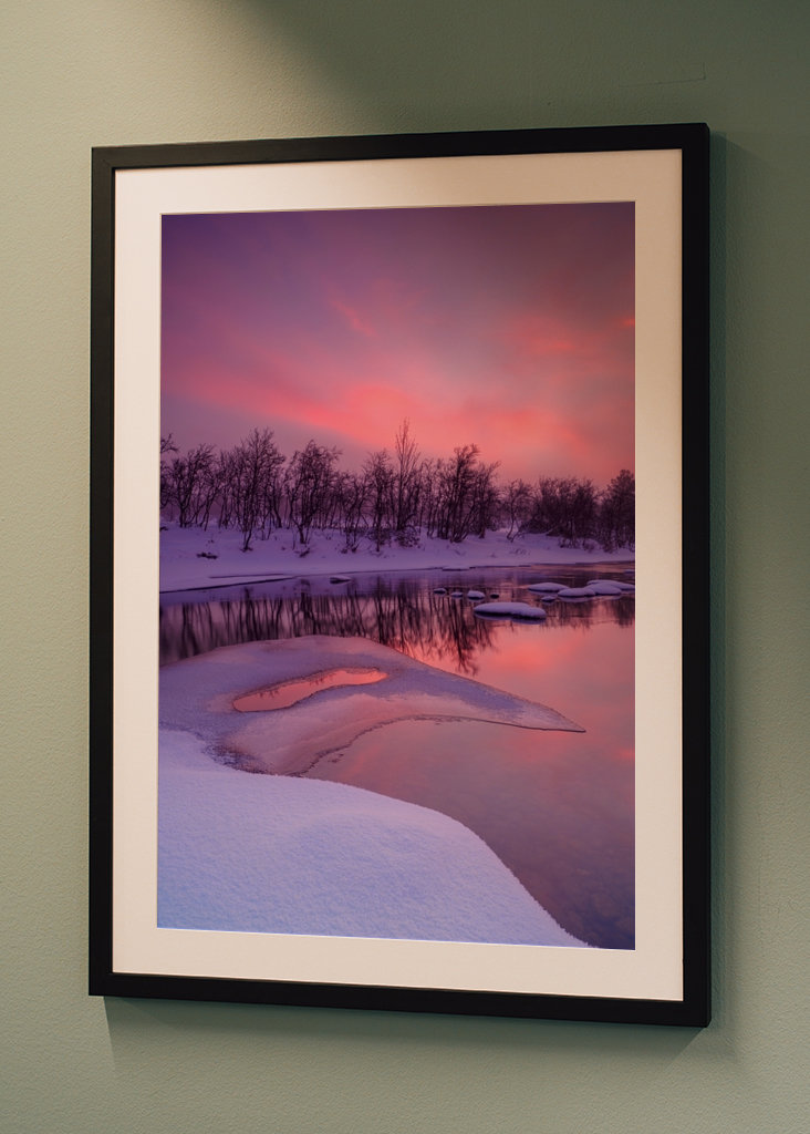 Różowy wschód słońca nad zimową rzeką