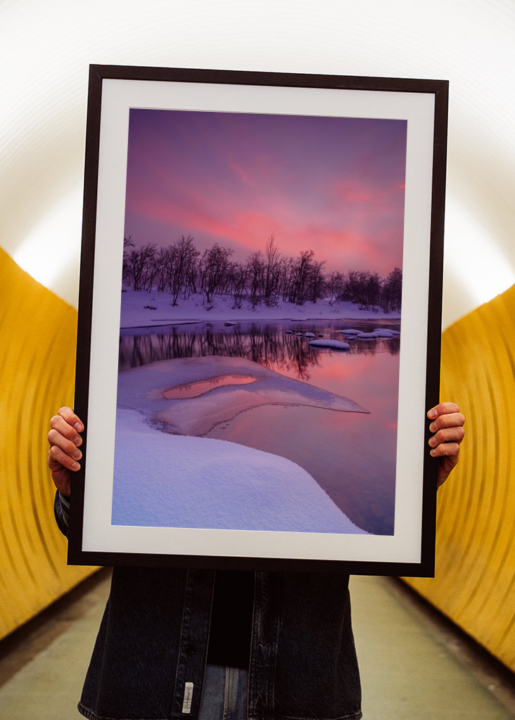 Różowy wschód słońca nad zimową rzeką