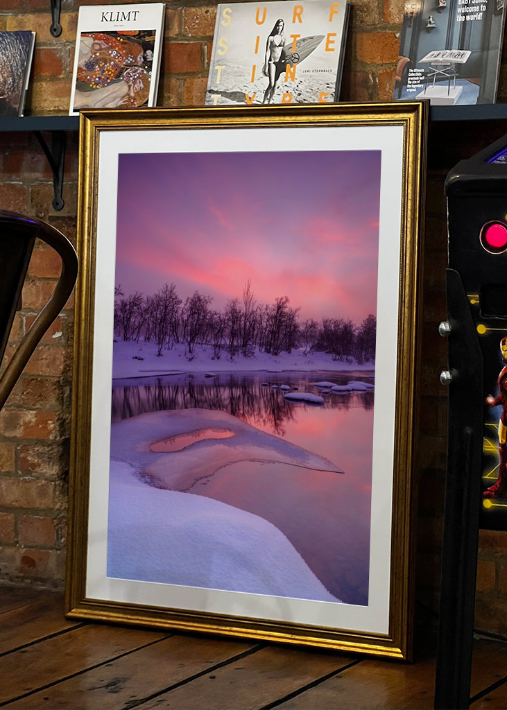 Różowy wschód słońca nad zimową rzeką