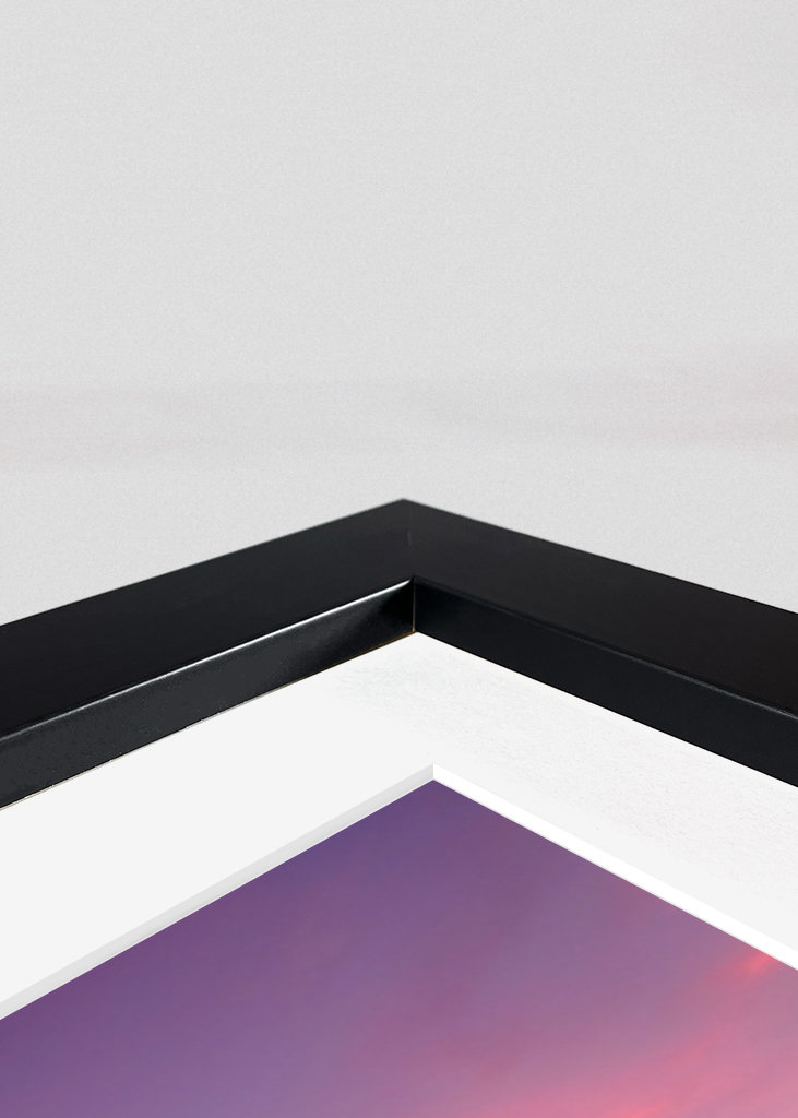 Różowy wschód słońca nad zimową rzeką