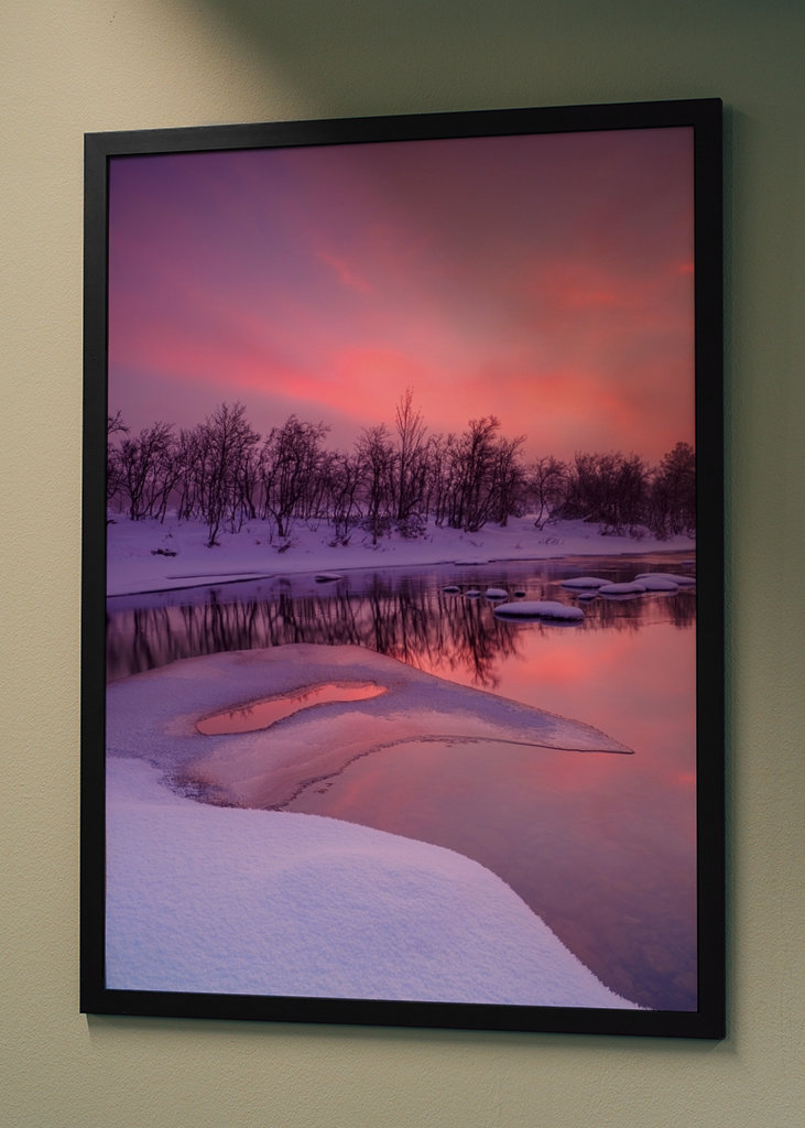 Różowy wschód słońca nad zimową rzeką