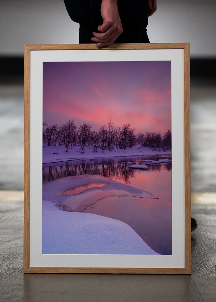 Różowy wschód słońca nad zimową rzeką