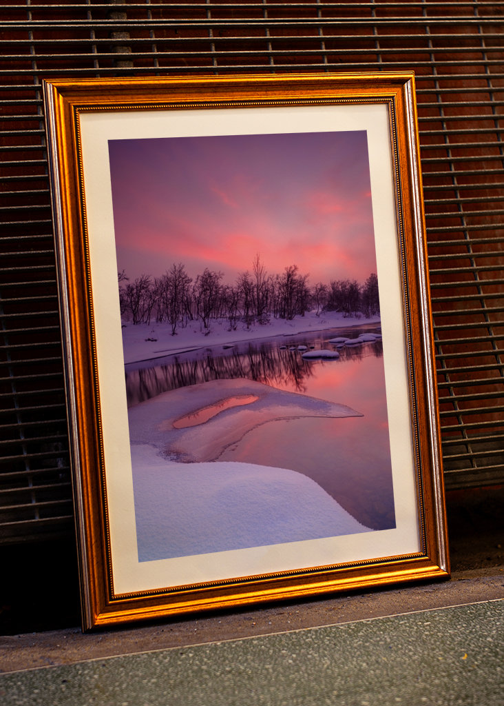 Różowy wschód słońca nad zimową rzeką