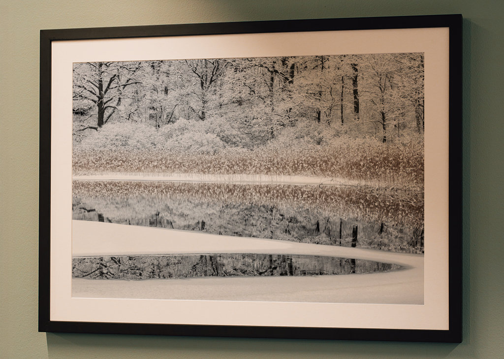 Reflexión invernal en el río Mölndal