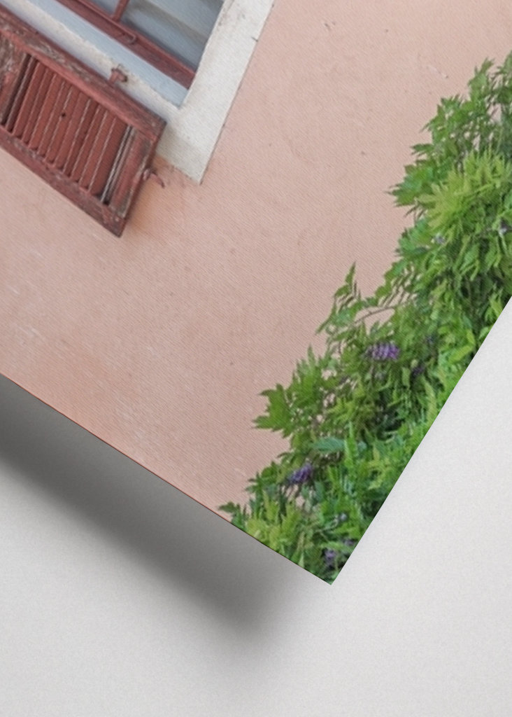 Altes Fenster mit Fensterläden 