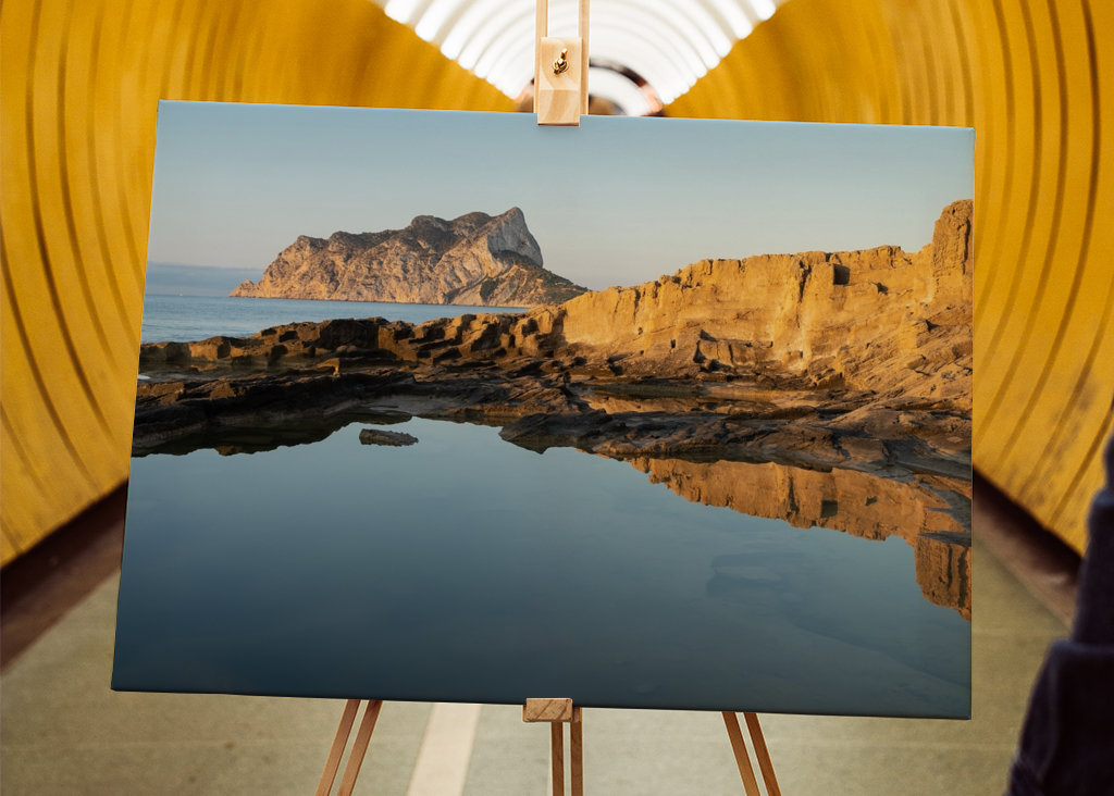 Rochers réfléchis et mer calme