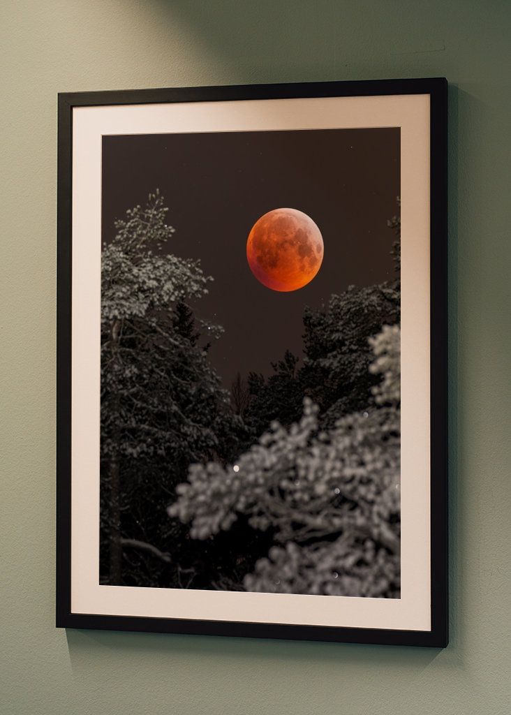 Blutmond über Winterlandschaft