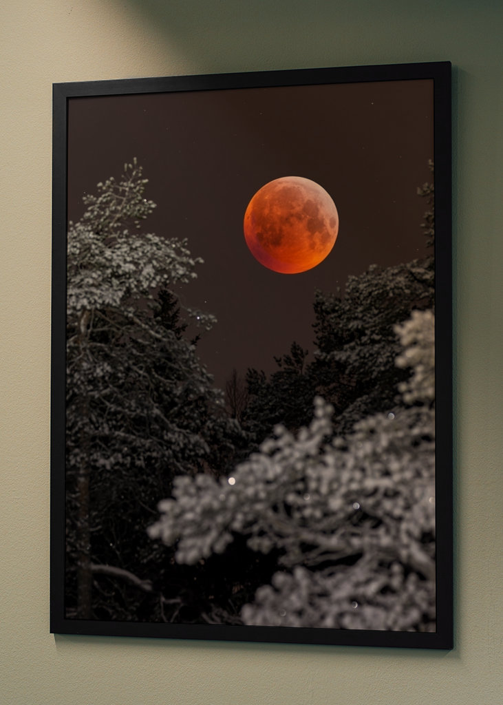 Blutmond über Winterlandschaft