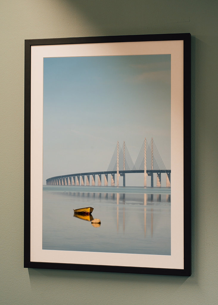 Barco amarillo en el puente de Öresund