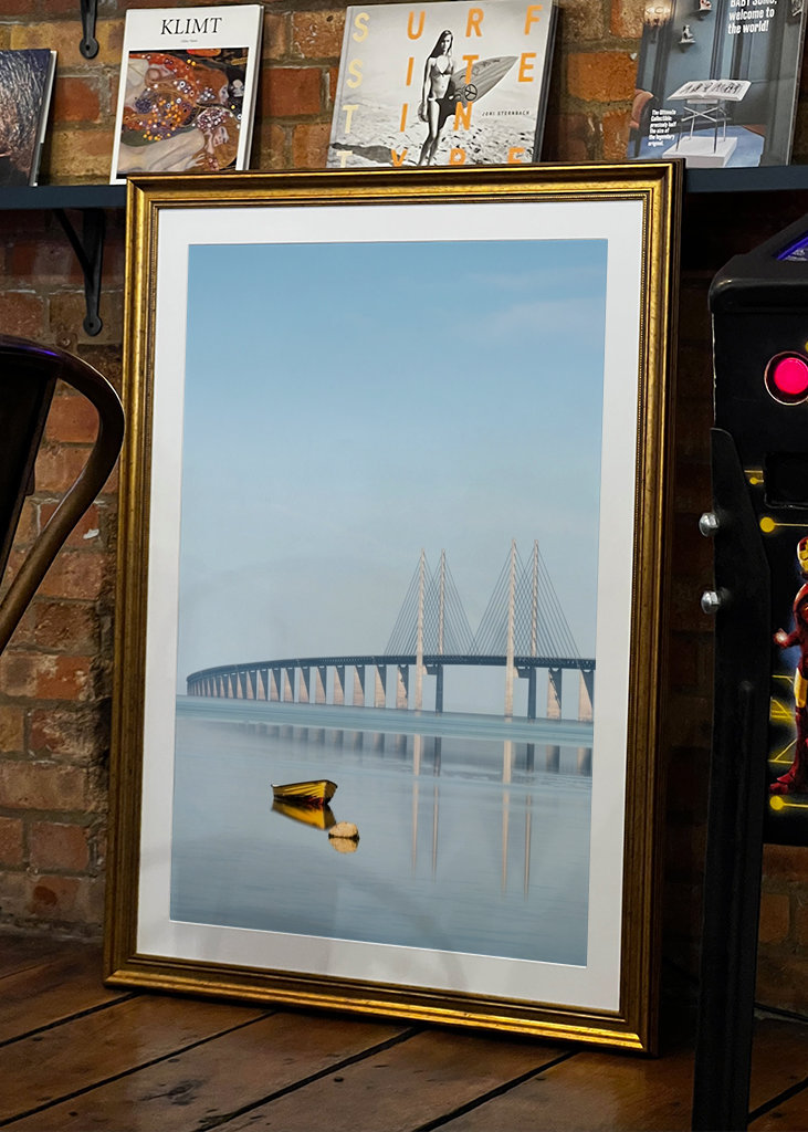 Barco amarillo en el puente de Öresund