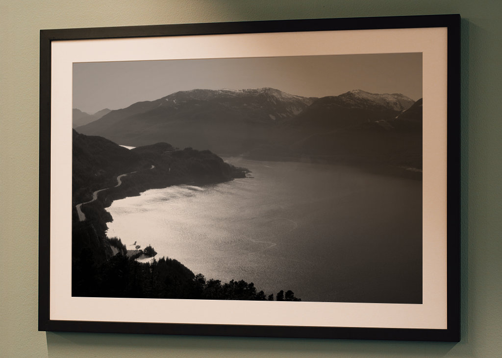 Montagne e mare in bianco e nero