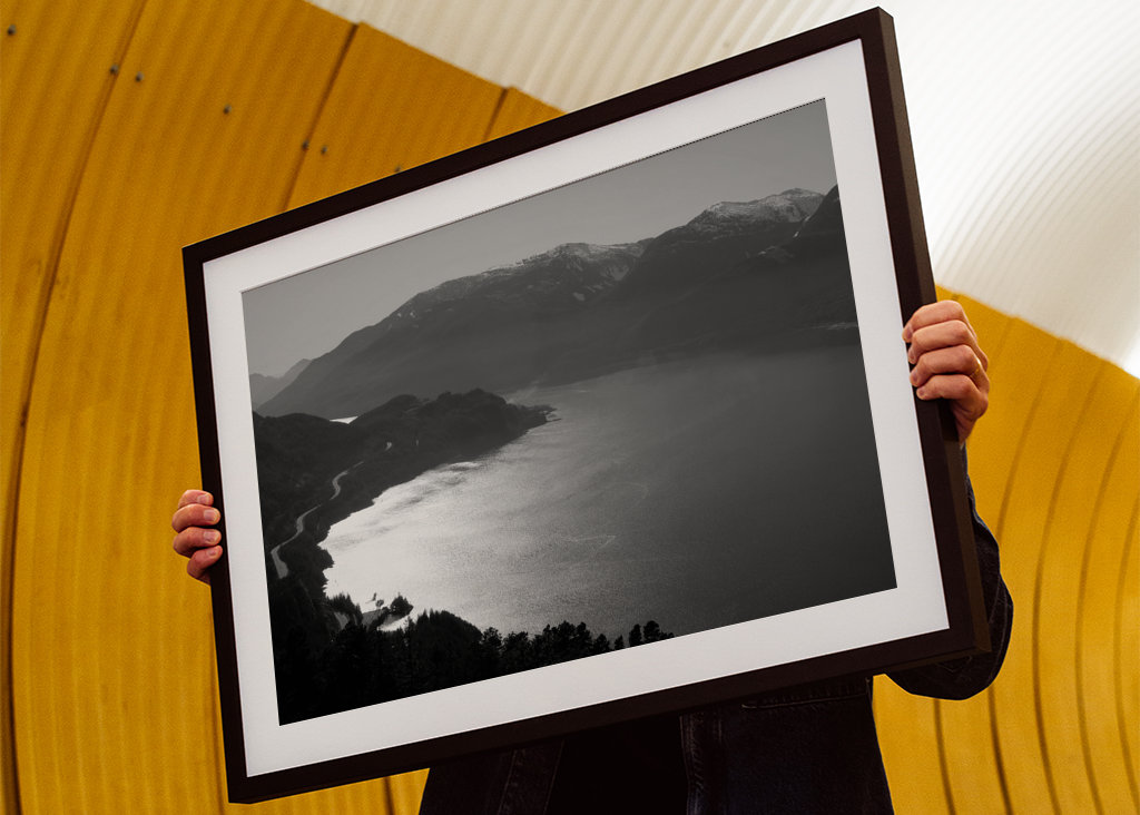 Montagne e mare in bianco e nero