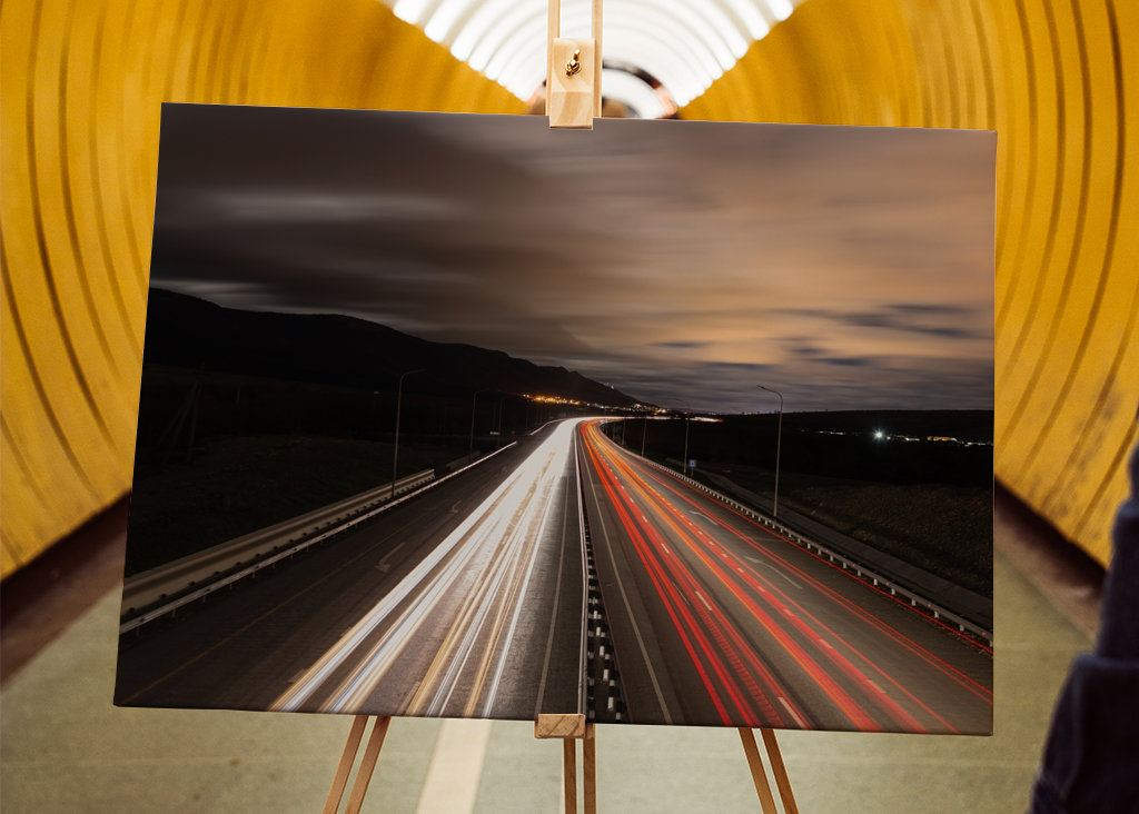 Lumières de voiture sur la mer et haute